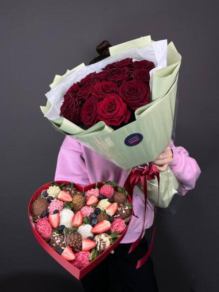 Розы с сердцем из клубники😍