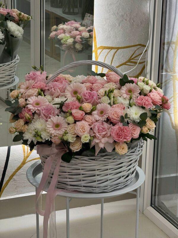 Сборная корзина из сезонных цветов💗