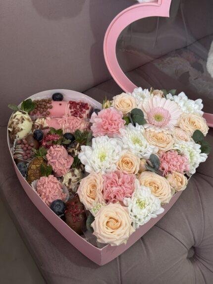 Сердце с цветами и миксом сладостей🌸