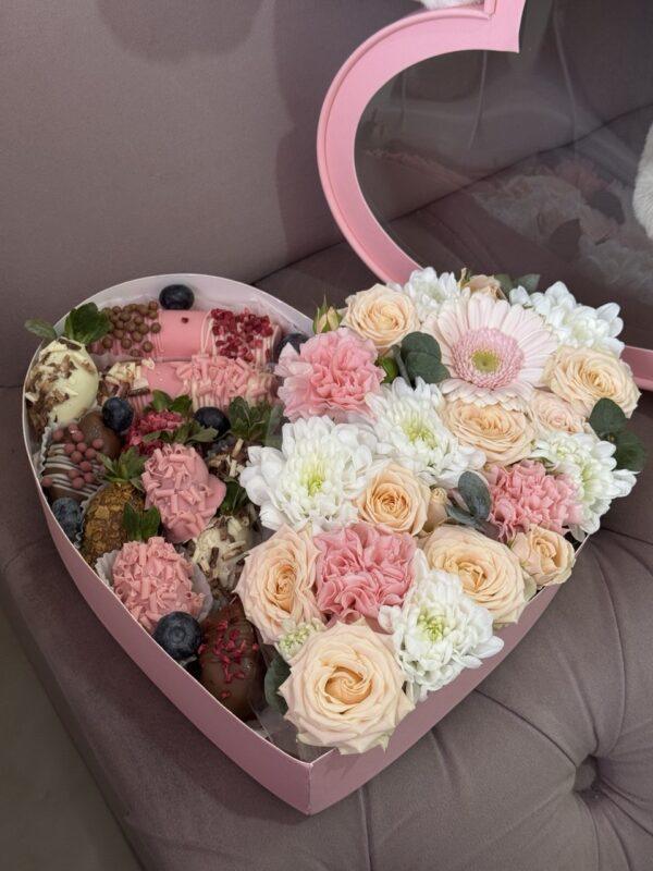 Сердце с цветами и миксом сладостей🌸