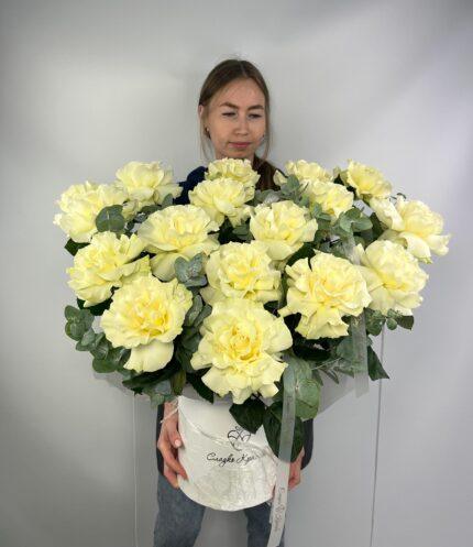 Композиция XL с белыми ажурными розами