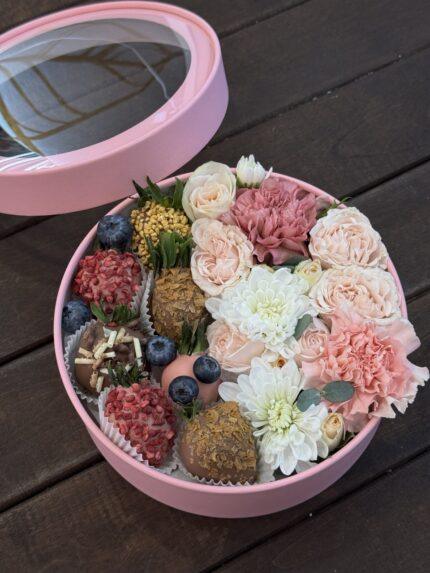 Шайба с цветами и клубникой🍓