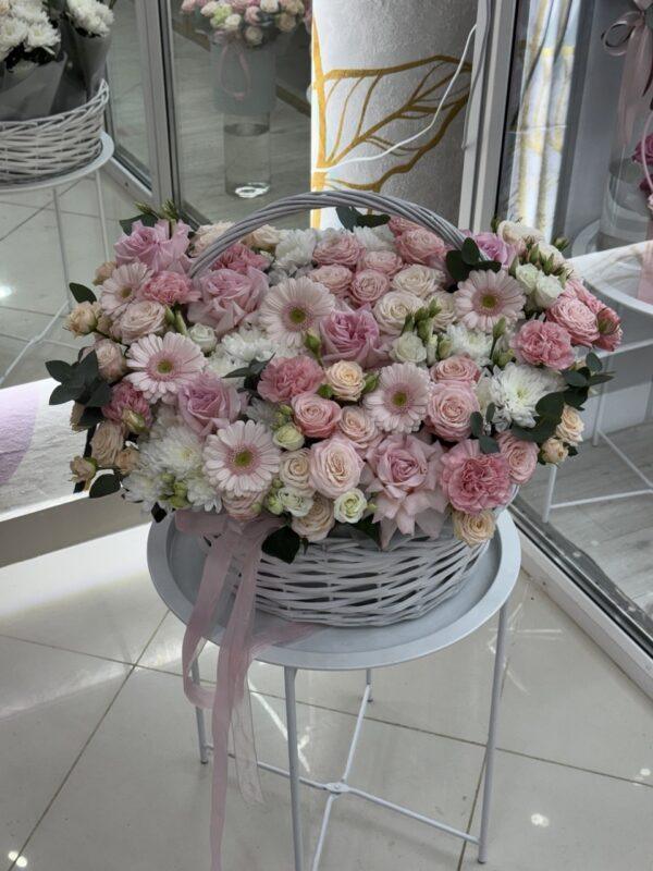 Сборная корзина из сезонных цветов💗