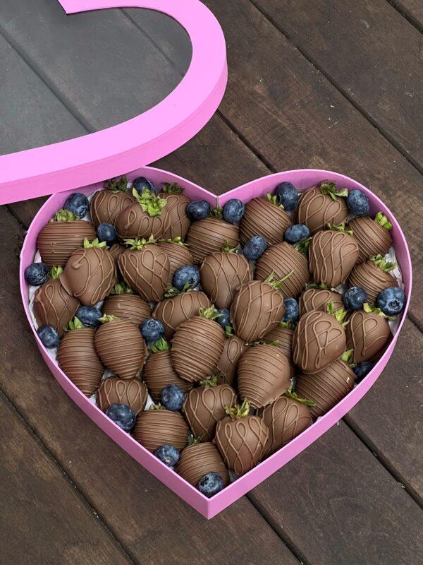 Сердце с клубникой в молочном шоколаде❤