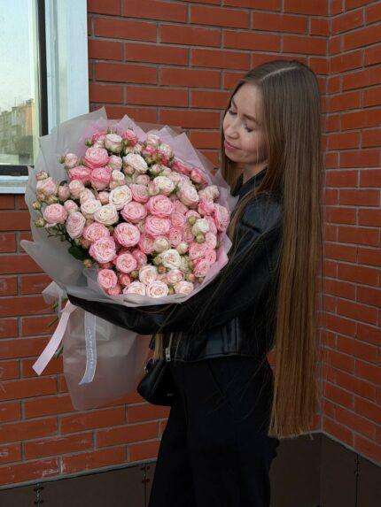Объемный букет из кустовых роз💗