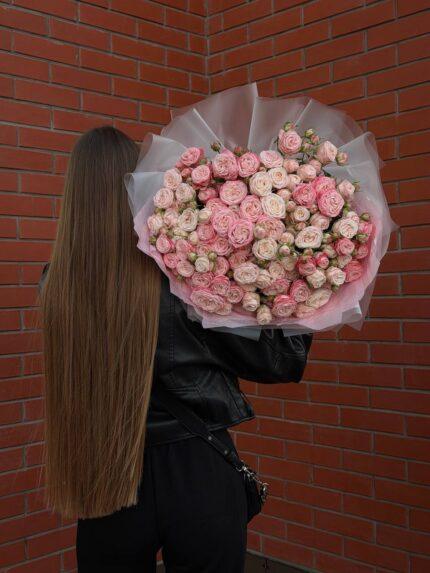 Объемный букет из кустовых роз💗